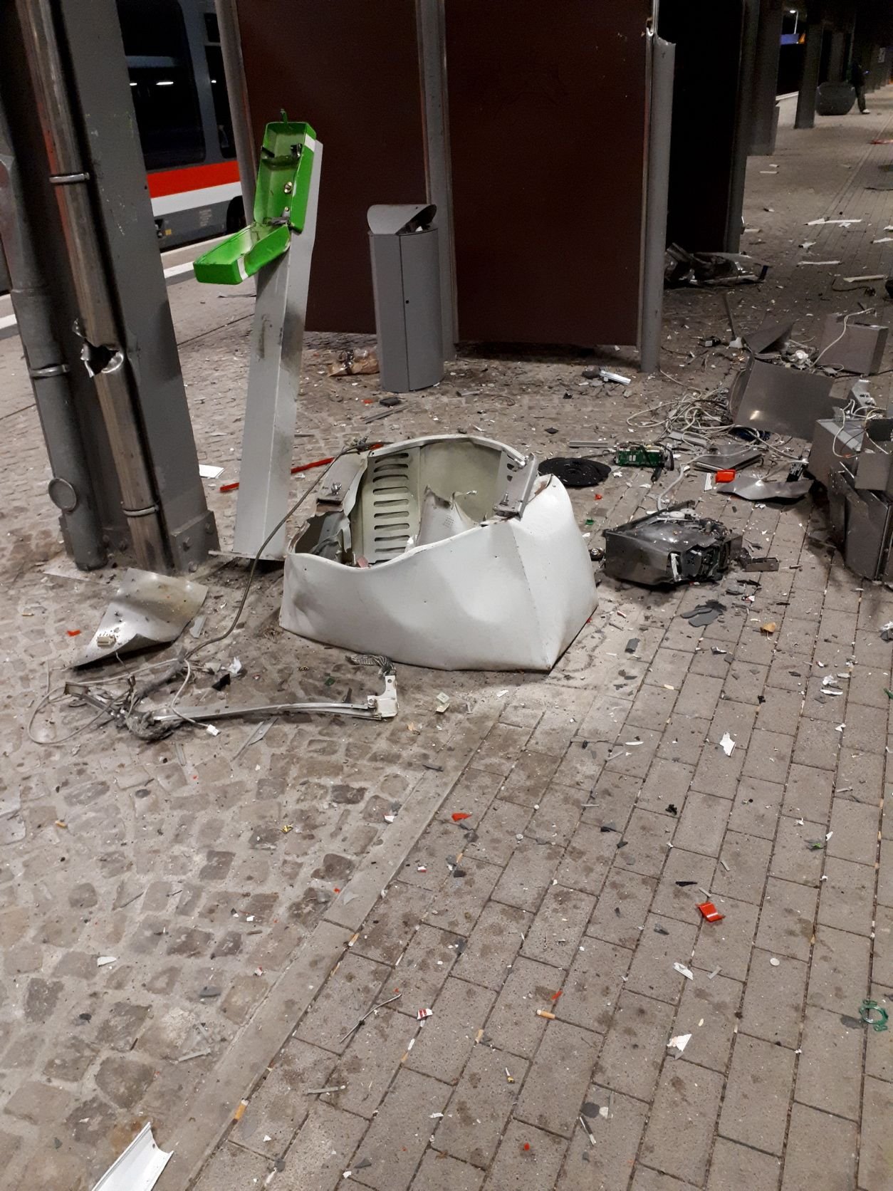 Der Automat wurde durch die Explosion völlig zerstört, Einzelteile liegen auf dem Bahnsteig.