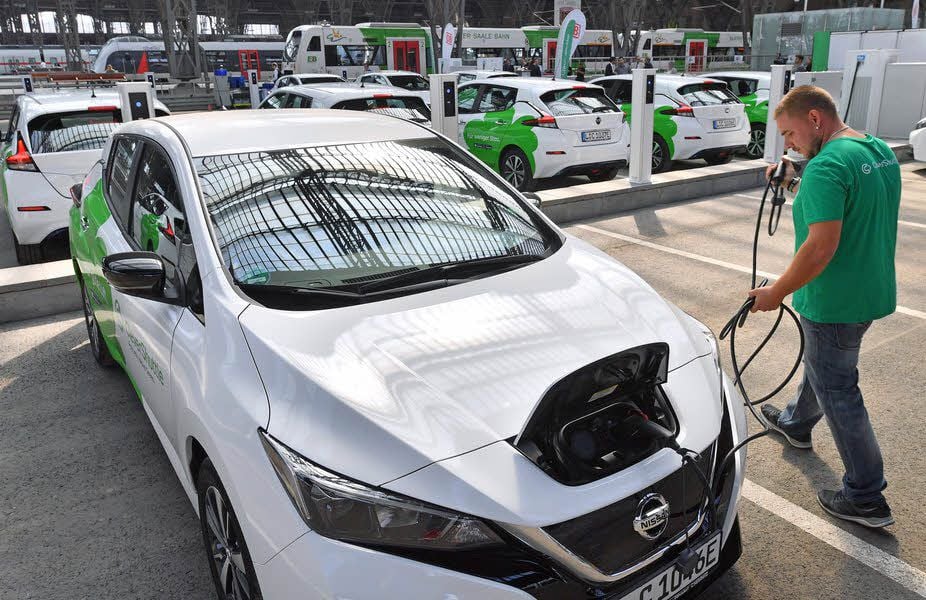 Mitten im Leipziger Hauptbahnhof können Fahrgäste nun in Elektroautos umsteigen.