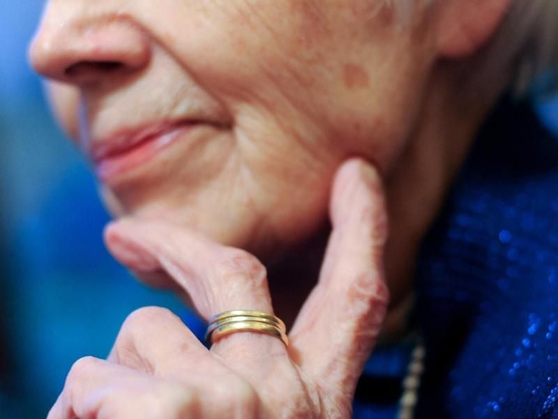 Mit steigendem Alter verliert die Haut an Spannkraft. Cremes, die Vitamin C und Hyaluronsäure enthalten, verbessern das Hautbild. Foto: Britta Pedersen/dpa-Zentralbild/dpa