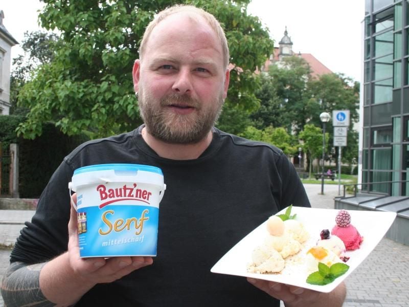 Manche mögen's scharf: Eismacher Alexander Schiebel hat Eis-Kreationen wie Himbeere-Senf, Senf-Honig, und Saure Eier mit Senfsoße im Programm. Foto: Miriam Schönbach