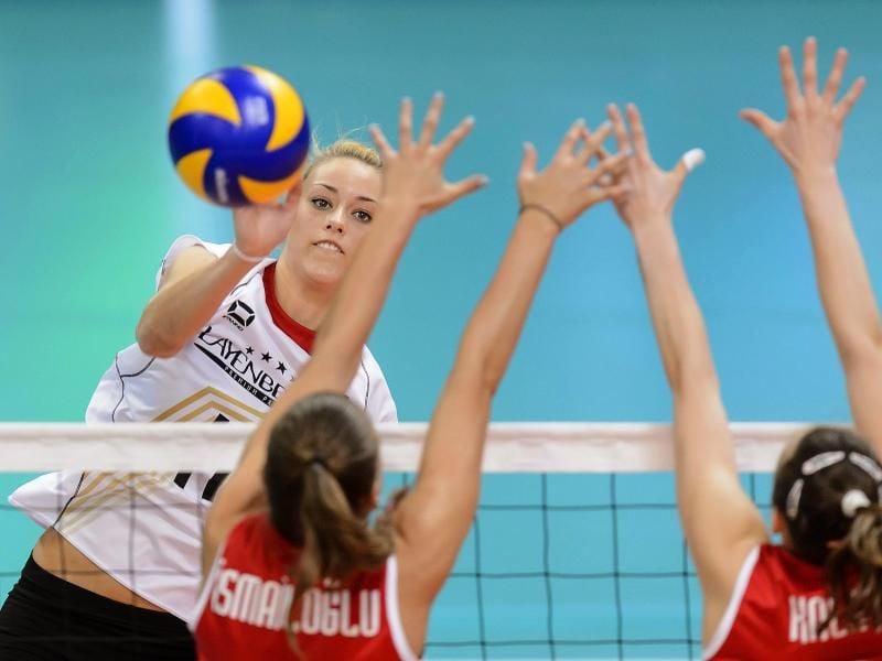 Louisa Lippmann (l) wagt den nächsten Karriereschritt in die erste italienische Liga. Foto: Jean-Christophe Bott/KEYSTONE