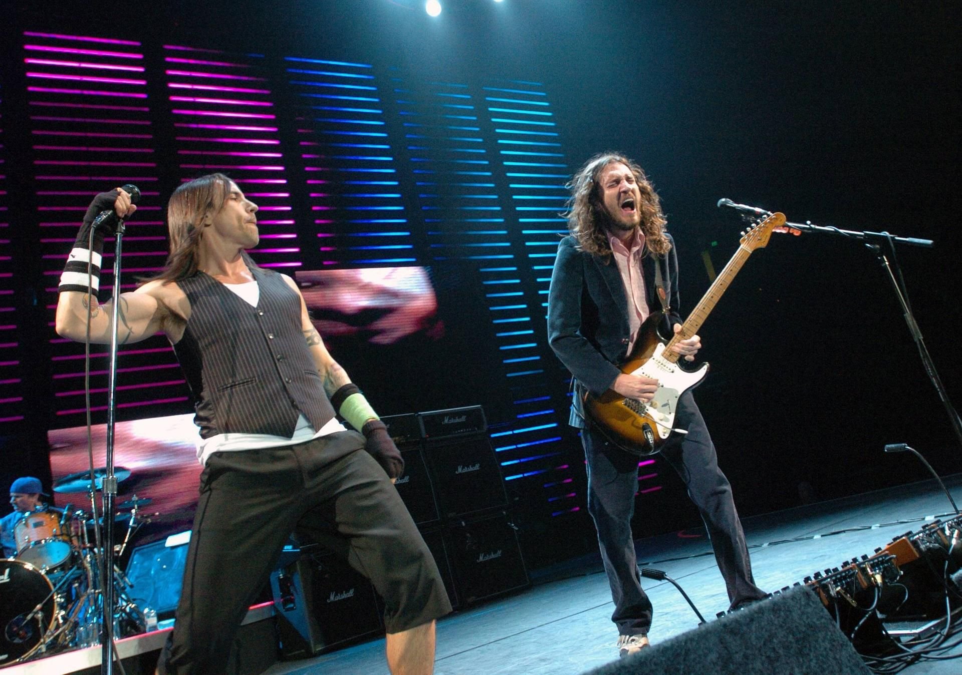 John Frusciante (r.) und Antony Kiedis von den Red Hot Chili Peppers im Jahr 2006