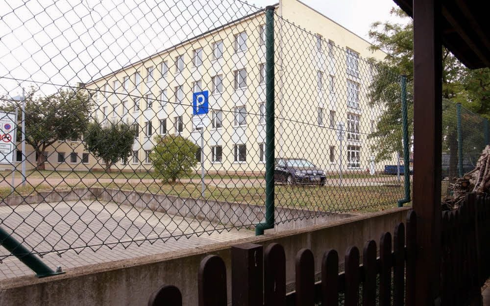 Das frühere Bettenhaus auf dem Gelände der Ameos-Klinik in Bernburg dient als Unterkunft für Flüchtlinge.