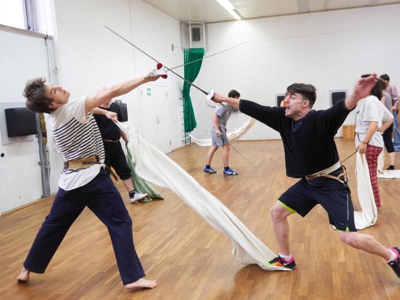 Die Studenten Alexandras Koutsoulis (l) und Ulvi Erkin Teke (r) beim Fecht-Training. Foto: Annette Riedl