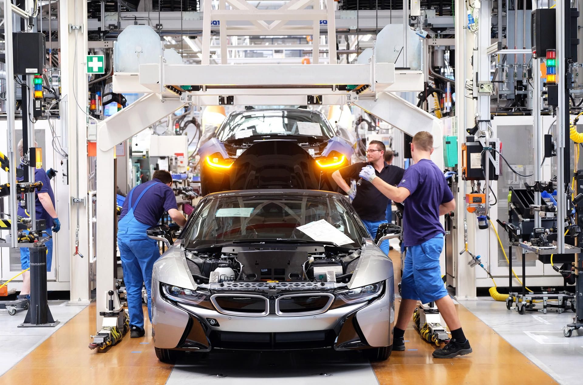 BMW-Mitarbeiter arbeiten in der Produktion des BMW i8 im BMW Group Werk Leipzig.