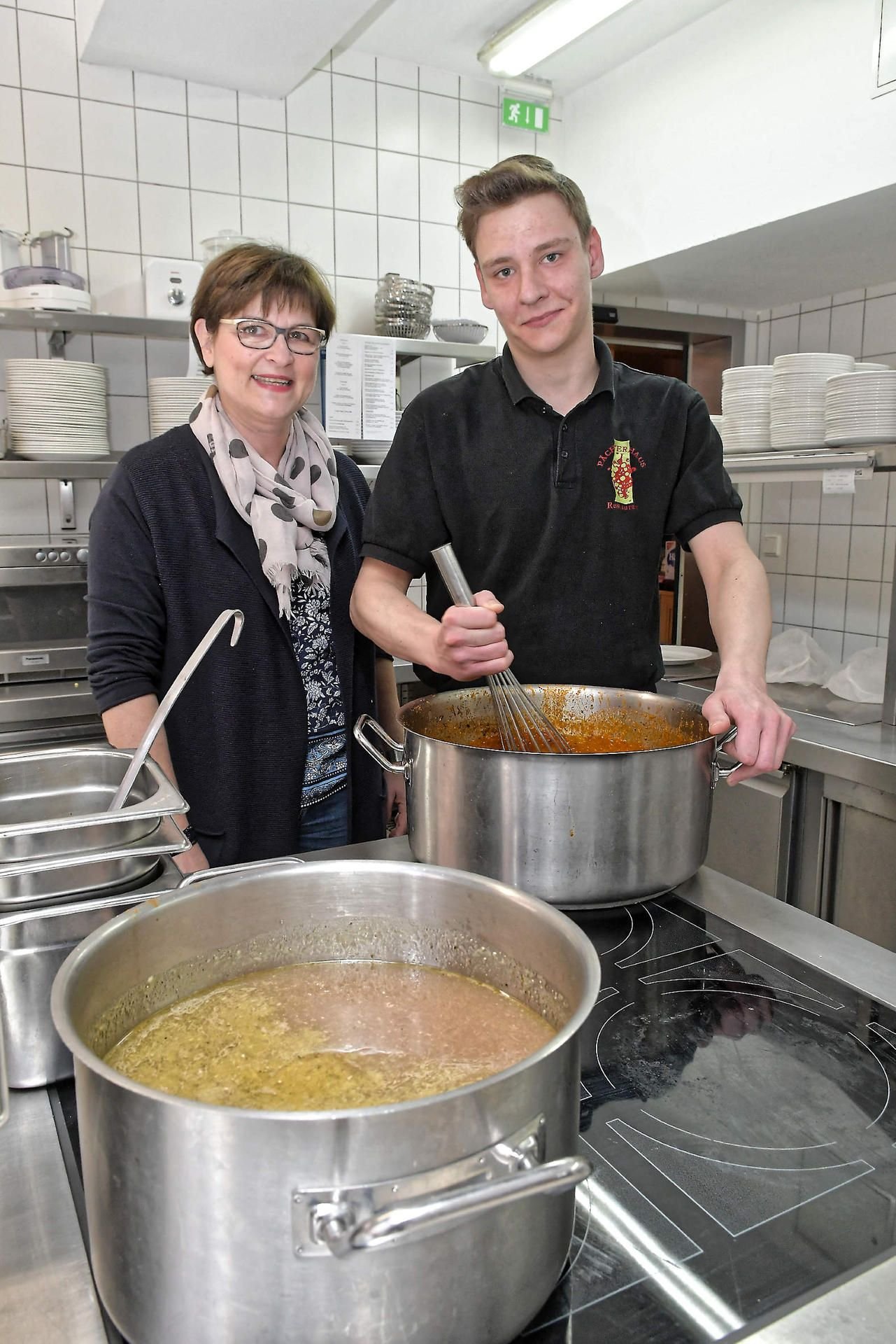 Chefin Katrin Mädel mit ihrem Azubi Kevin Kölsch