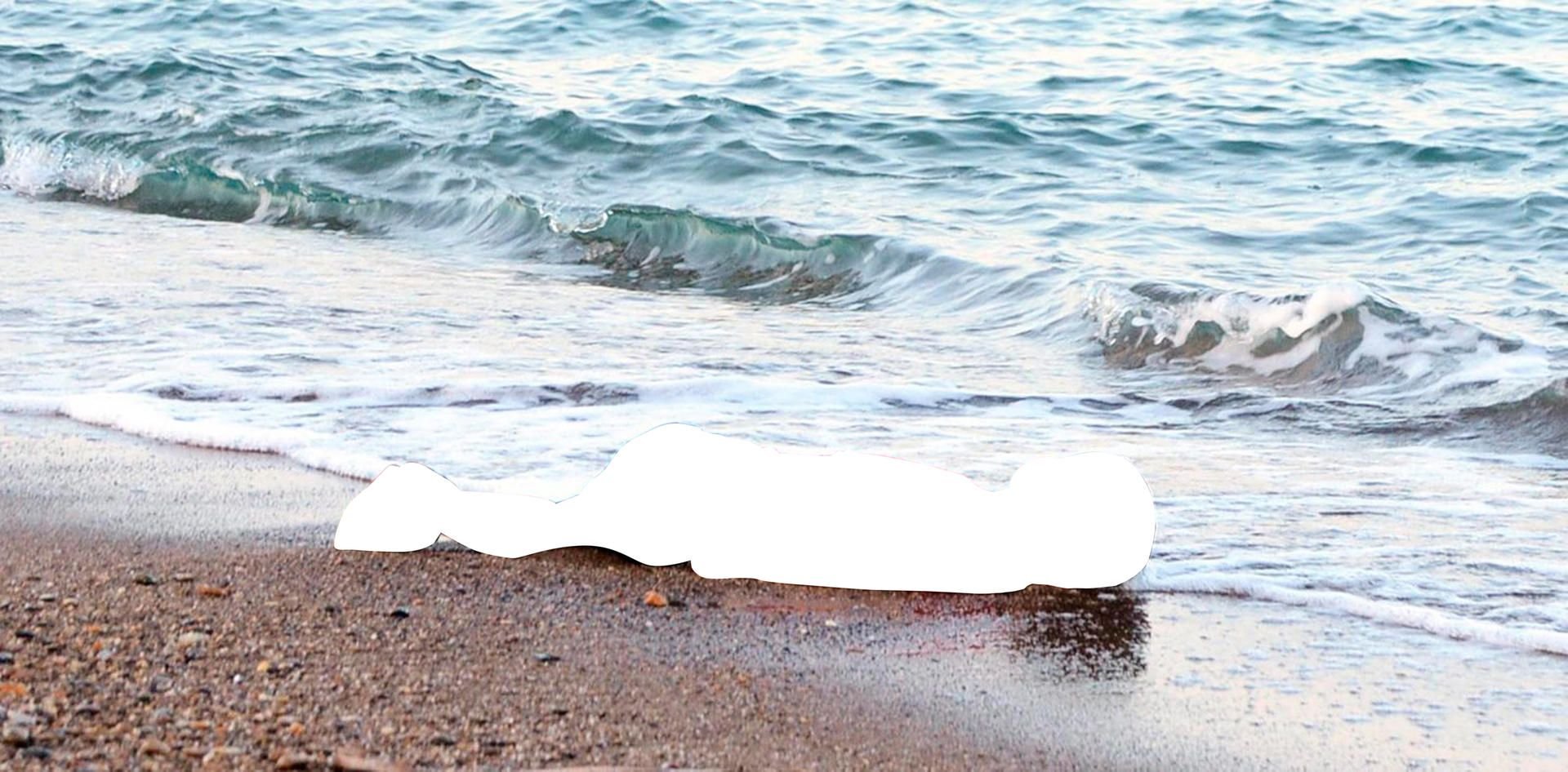 Ein Foto, das die Welt aufrüttelte: Im September 2015 wurde der Leichnam des Flüchtlingskindes Alan Kurdi an der türkischen Mittelmeerküste angespült. Aus Respekt vordem toten Kind und seinen Angehörigen zeigen wir den Jungen nur als Schattenriss.