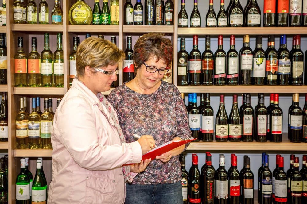 Dana Landgraf (l.) und Marktleiterin Andrea Friedrich prüfen die Bestellung.