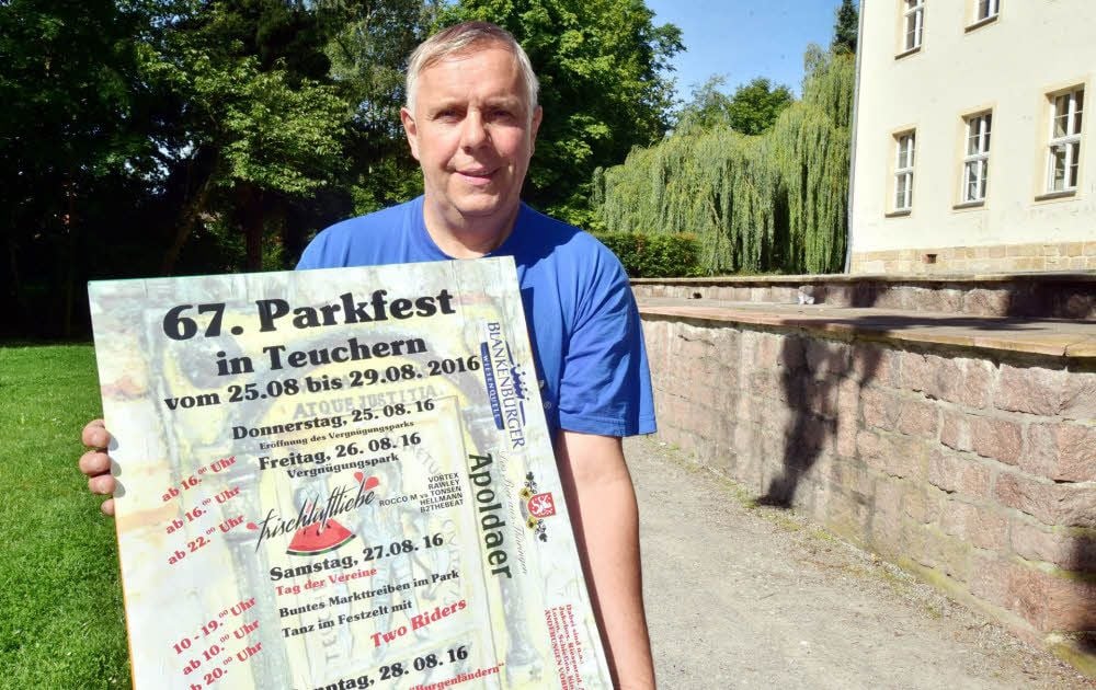 Detlef Beutler mit dem Plakat für das 67. Teucherner Parkfest am letzten August-Wochenende.