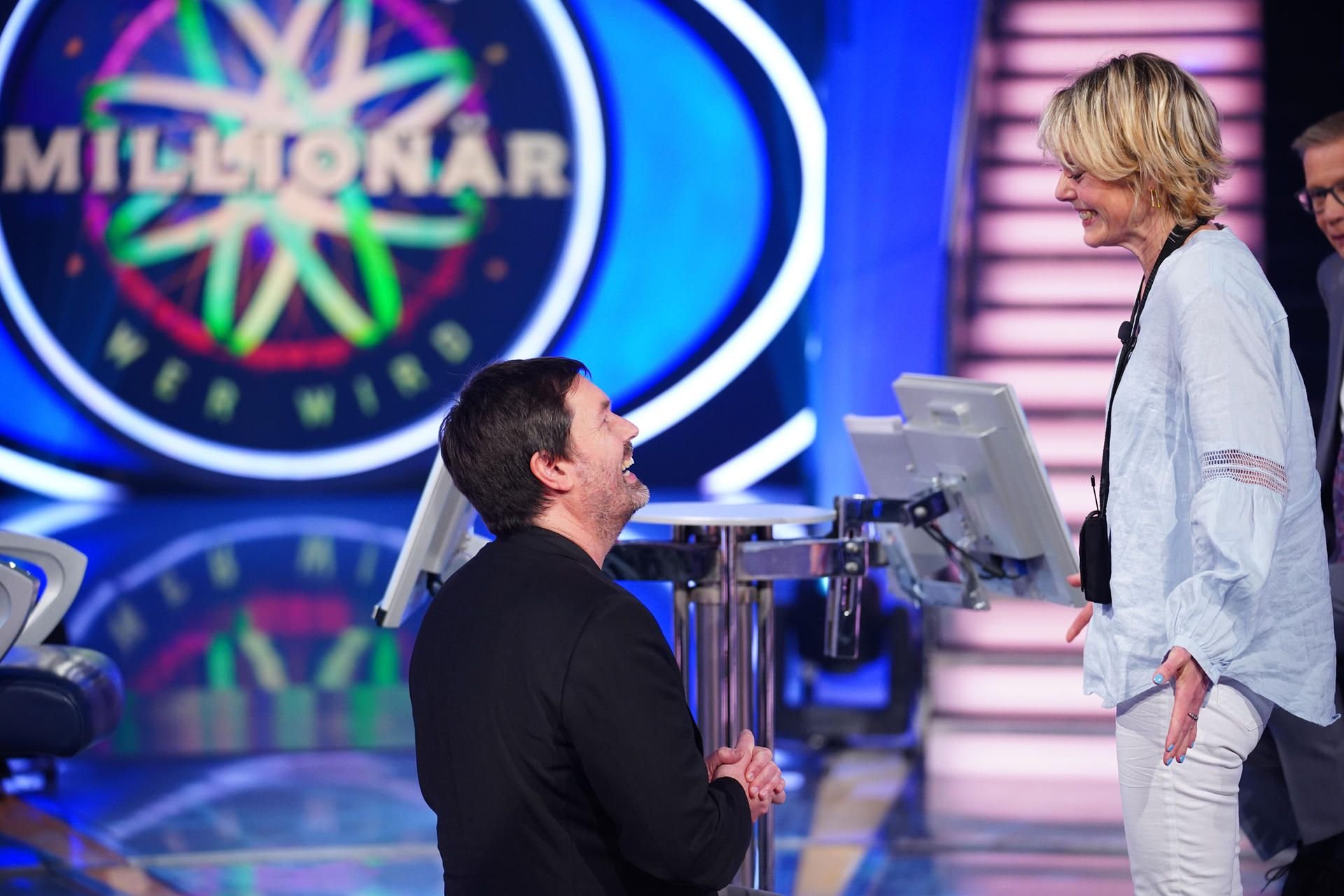 Einen Heiratsantrag macht Kandidat Thomas Berg seiner Lebensgefährtin Julia Kadic (r.) während der RTL-Quizshow „Wer wird Millionär?“.