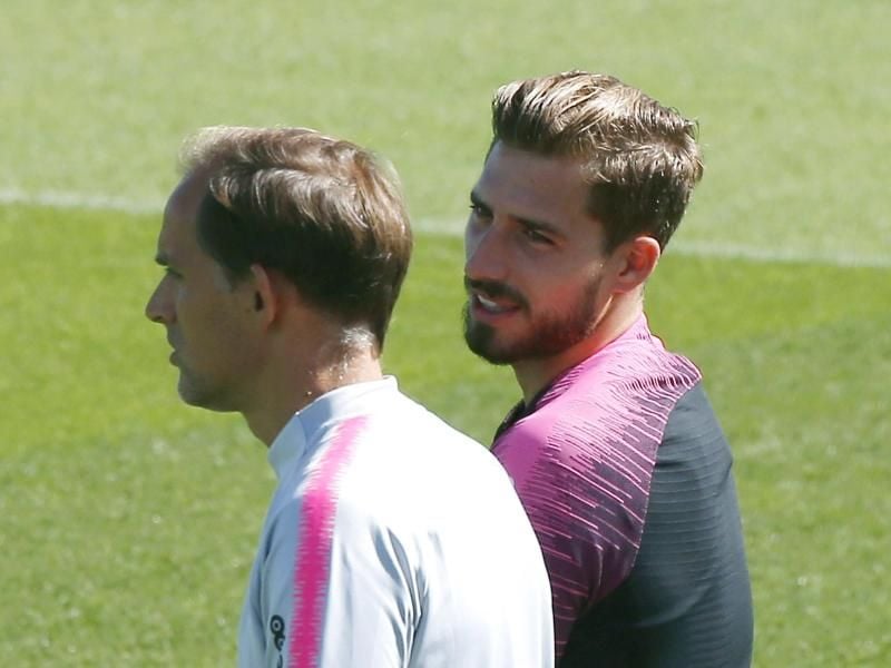 Paris-Trainer Thomas Tuchel (l) und Torhüter Kevin Trapp beim Training. Foto: Michel Euler/AP