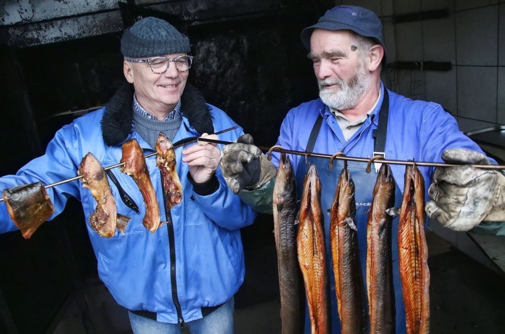 Seeburg: Ulrich Kulawik und Peter Kiesewetter (v. li.) vom Fischerhof am Kernersee präsentieren den frischgeräucherten Fisch.