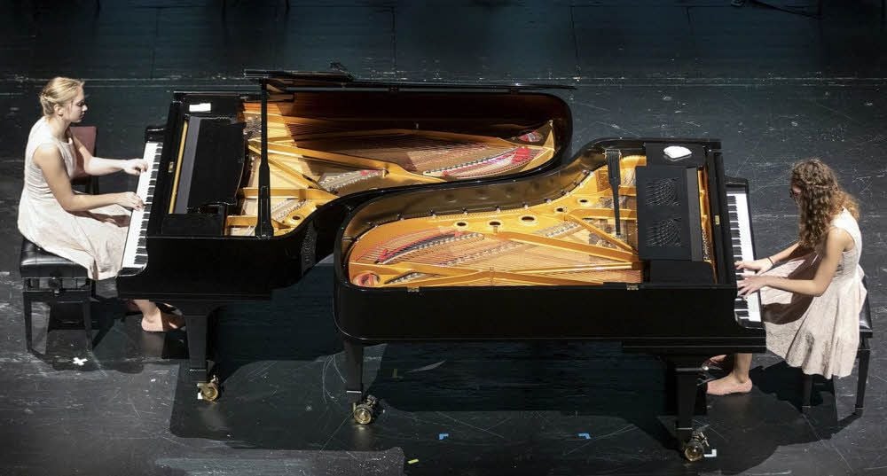 Als Duo „B & B“ sind Barbara Dittrich (l.) und Barbara Guti von der Kreismusikschule Wittenberg beim Wettbewerb „enviaM - Musik aus Kommunen“ jetzt in der Oper Chemnitz aufgetreten.