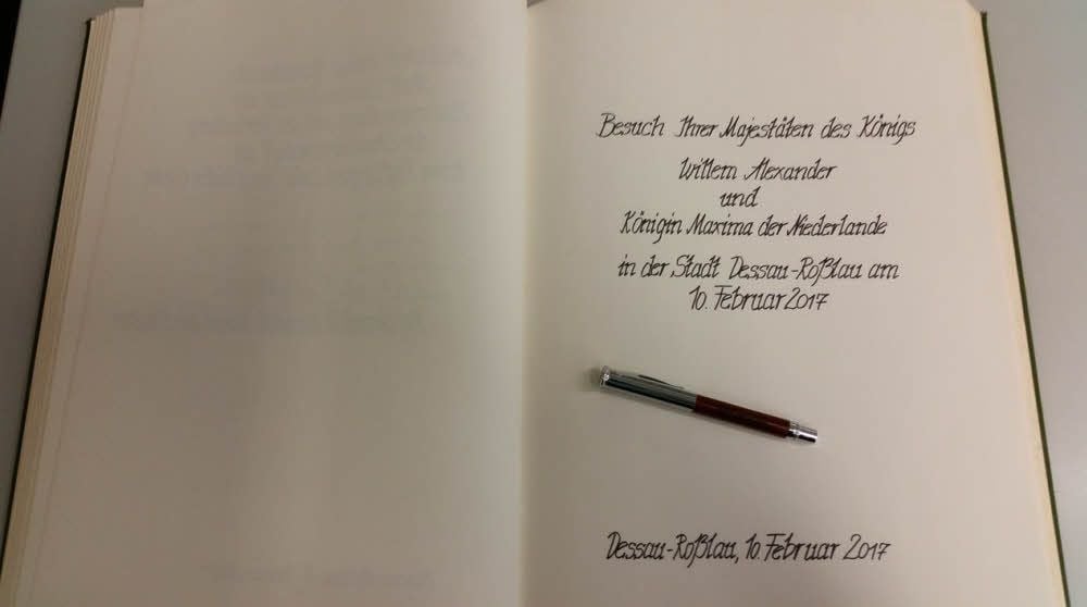 Das Gästebuch der Stadt Dessau-Roßlau ist bereits vorgeschrieben.