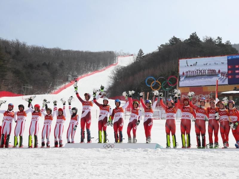 Die Mixed-Ski-Goldmedaillengewinner aus der Schweiz (M), umrahmt von Österreich (l) und Norwegen. Foto: Michael Kappeler