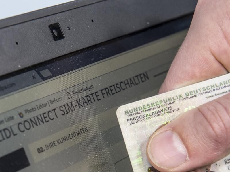 Käufer einer Prepaid-Sim-Karte müssen seit Juli ihre Identität nachweisen. Die Karte können sie teils im Laden oder Zuhause am Computer freischalten lassen. Foto: Paul Zinken/dpa-tmn