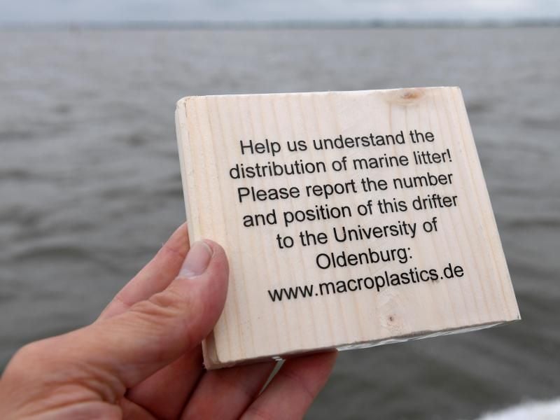 Mit Hilfe solcher in der Nordsee ausgesetzten Klötze soll der Strömungsverlauf und damit der Lauf des Plastikmülls im Meer nachvollzogen werden. Foto: Ingo Wagner