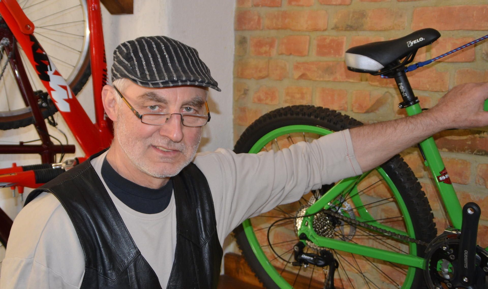 Der Fahrradhändler Siegmar_Seidelt in seinem Geschäft in Zeitz.