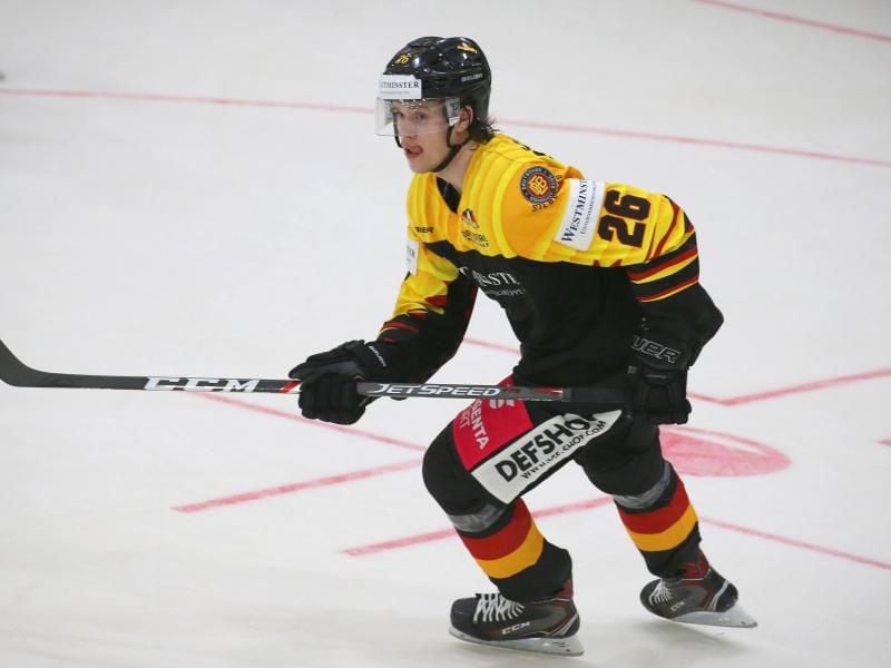Nationalspieler Dominik Bokk spielt zumindest zum Beginn der kommenden Saison für die Krefelder Pinguine. Foto: Karl-Josef Hildenbrand/dpa