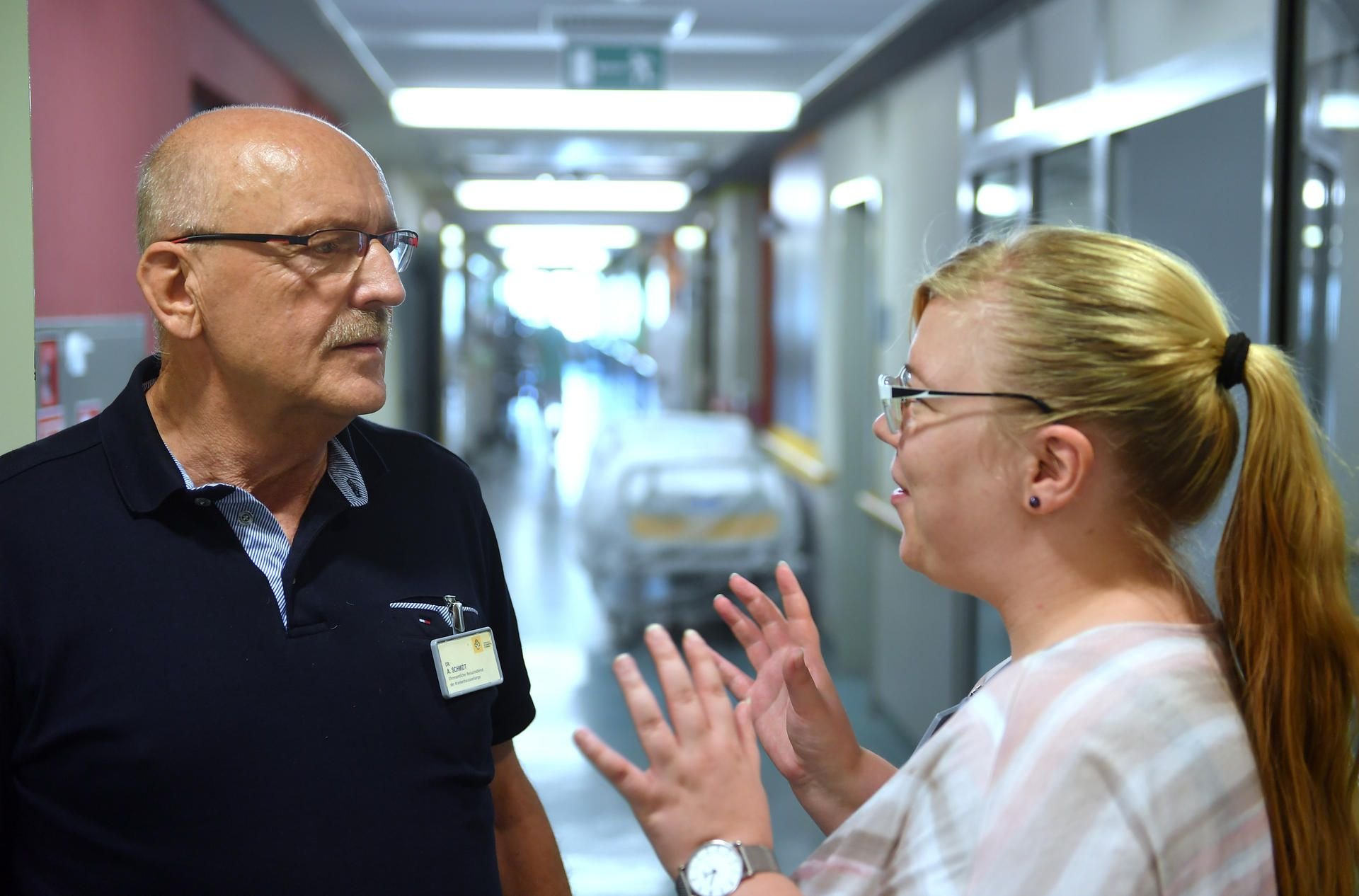 Arnd Schmidt und Ivonne Lockner unterhalten sich im Krankenhaus St. Elisabeth und St. Barbara in Halle (Saale).
