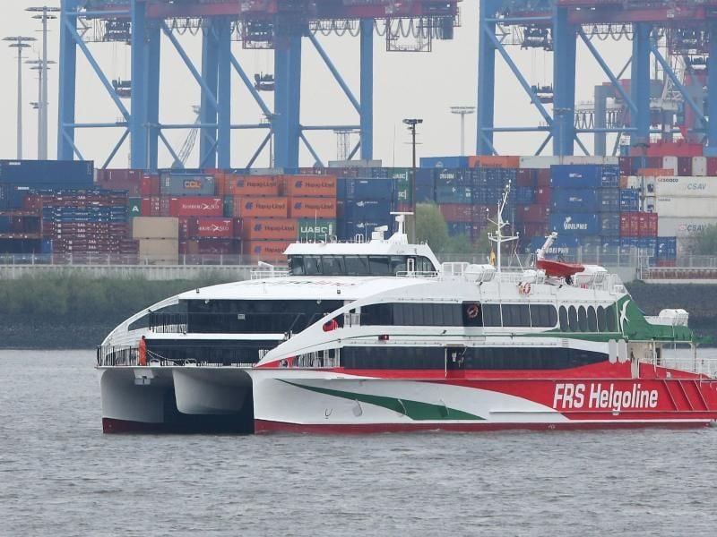 Der Helgoland-Katamaran läuft in den Hamburger Hafen ein. Foto: Bodo Marks/Archiv