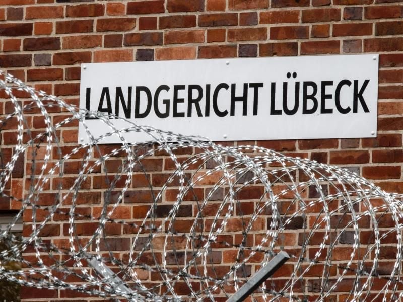 Ein Schild mit der Aufschrift „Landgericht Lübeck” hängt am Gebäude des Landgerichts. Foto: Markus Scholz/dpa/Archivbild