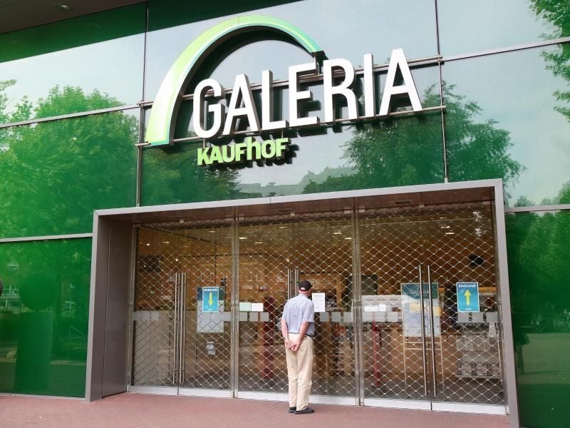 Ein Passant steht vor einer geschlossenen Galeria-Kaufhof-Filiale. Foto: Bodo Marks/dpa/Archivbild