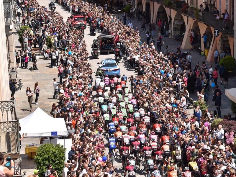 Das Fahrerfeld kurz nach dem Start in Cuneo. Foto: Massimo Paolone/Lapresse/Lapresse via ZUMA Press