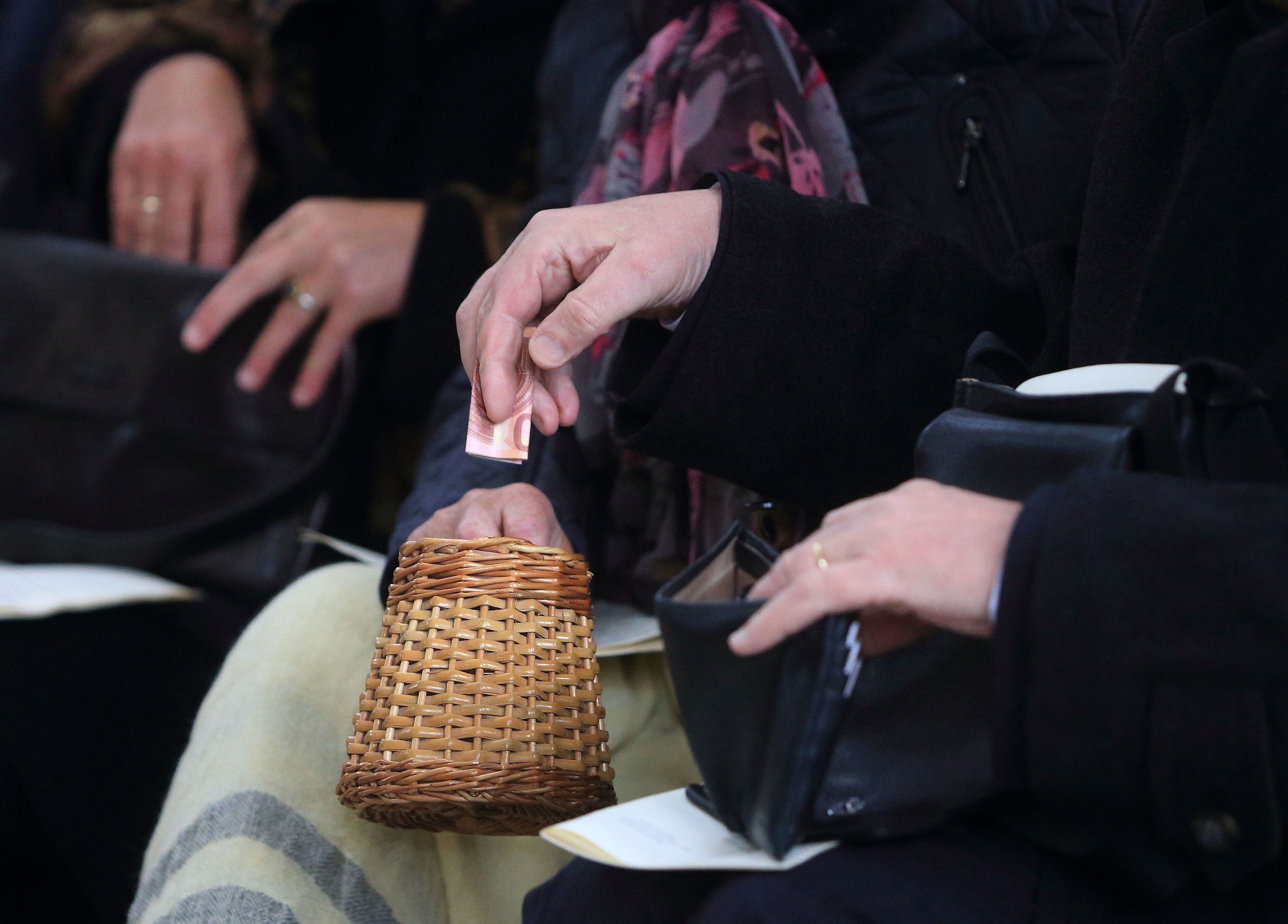 Ein Sammelkorb für die gottesdienstliche Kollekte wird während der Ordination im Dom «Sankt Mauritius und Katharina» in Magdeburg weitergegeben.