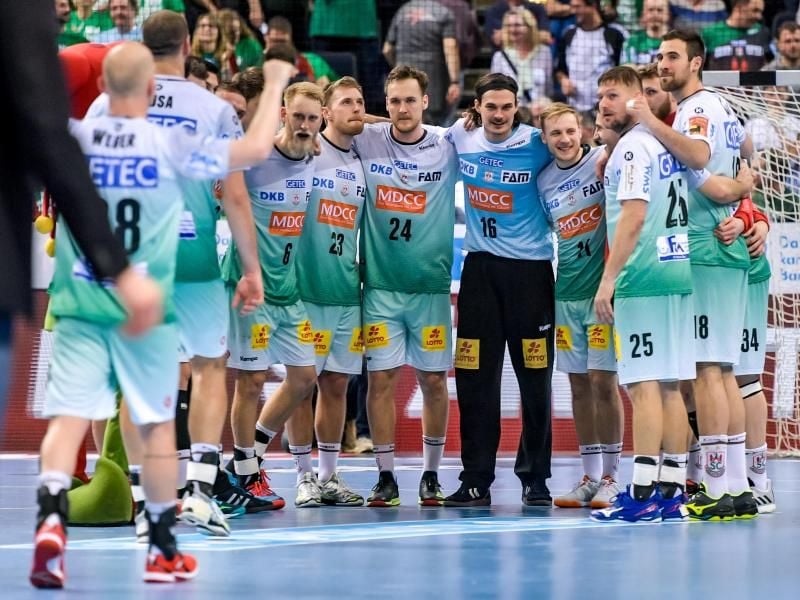 Magdeburgs Spieler feiern den Last-Second-Sieg im Final Four. Foto: Axel Heimken