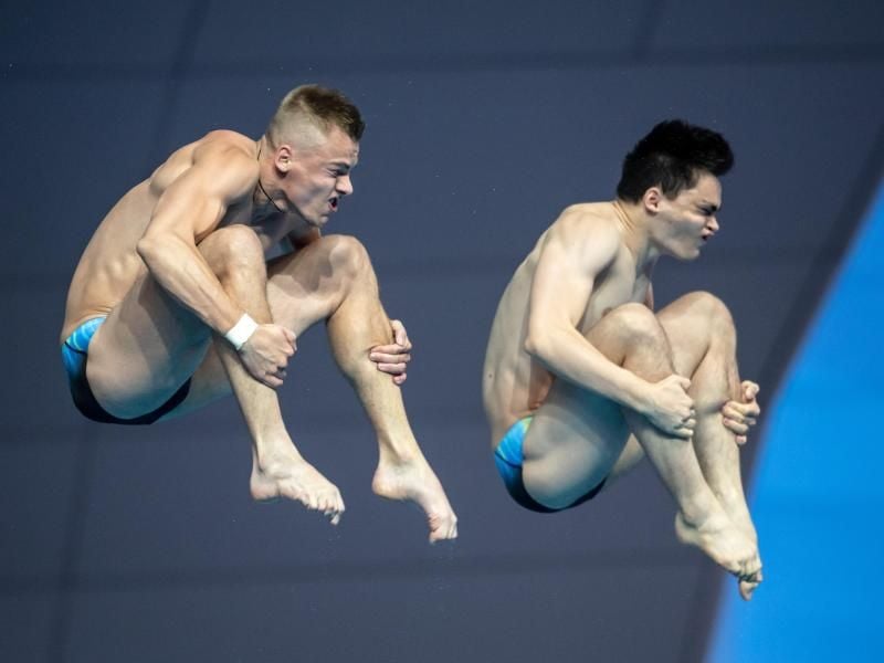 Synchronspringen vom Zehn-Meter-Turm: Die Wasserspringer Timo Barthel und Lou Massenberg in Aktion. Foto: Bernd Thissen