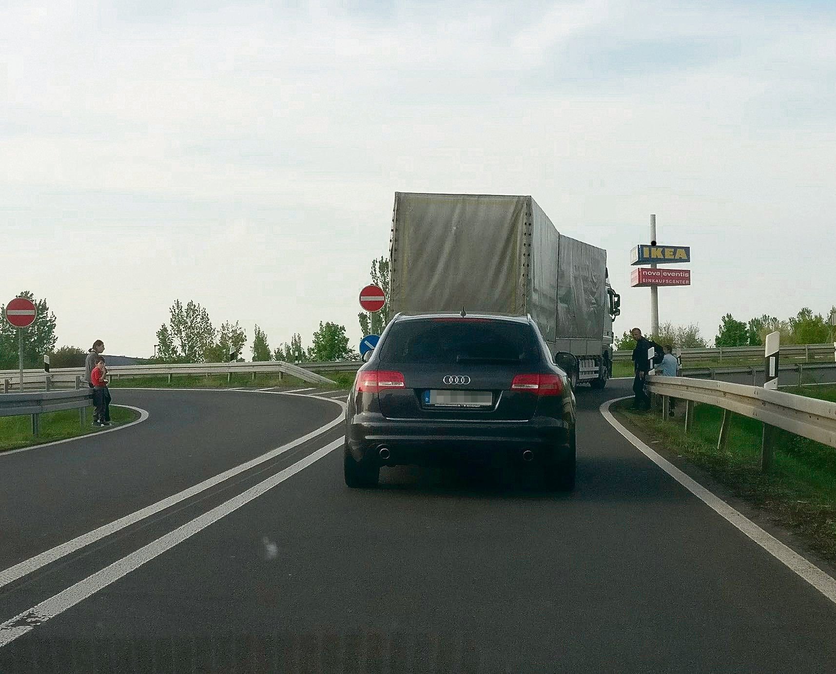 Riskant: Auf ihrem Weg zu Nova Eventis überqueren die Flüchtlinge die Autobahnauffahrt.