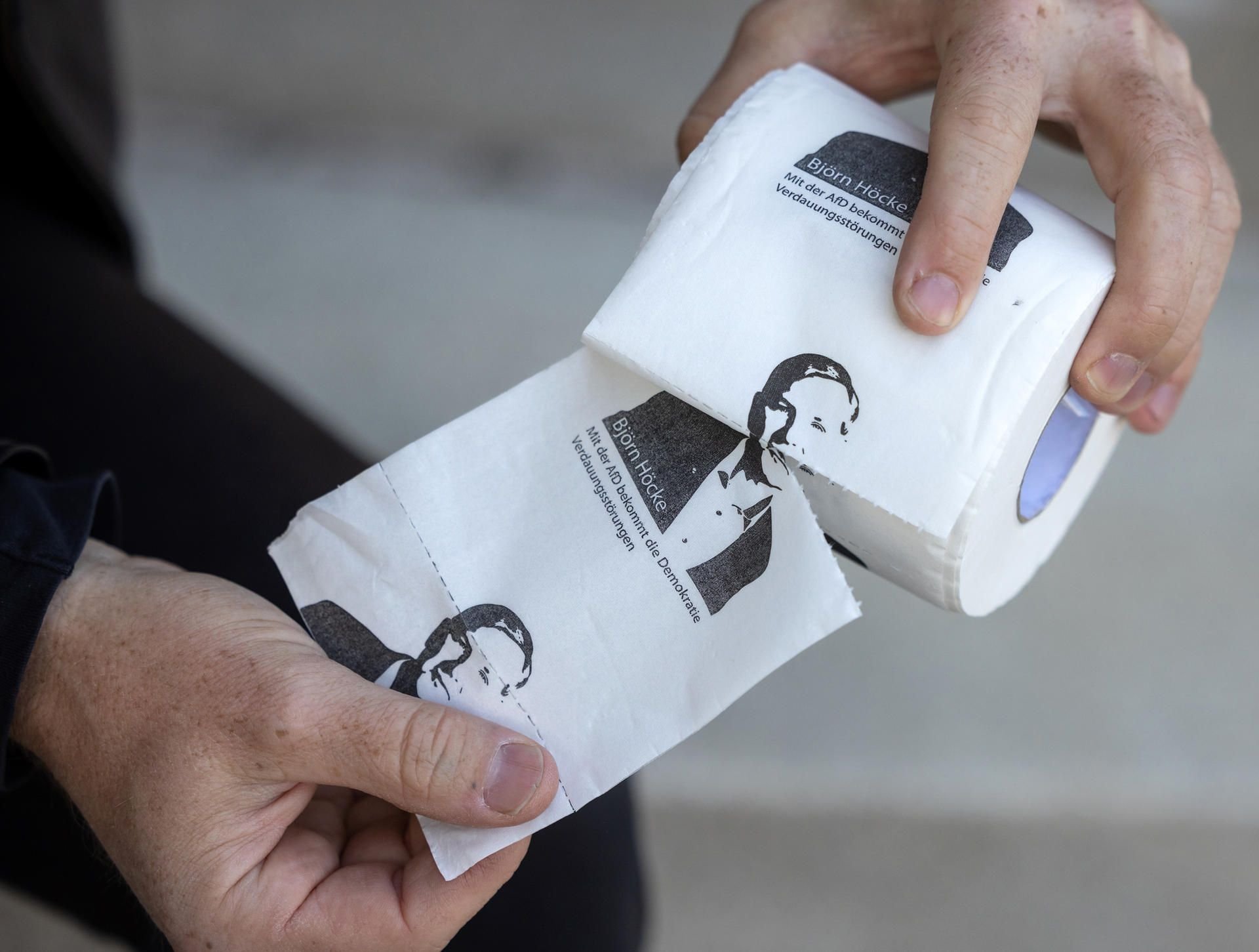 Michael Fischer-Art verteilt von ihm signierte Toilettenpapierrollen mit einem Foto von Björn Höcke