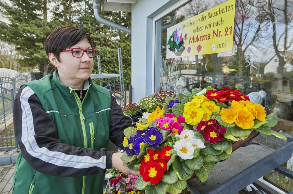 Floristin Anika Krüger vom Blumen- und Pflanzencenter Schiwek bereitet sich auf den Umzug des Blumenladens nach Mukrena vor.