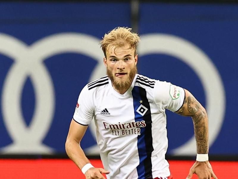 Timo Letschert spielt den Ball. Foto: Christian Charisius/dpa/Archivbild