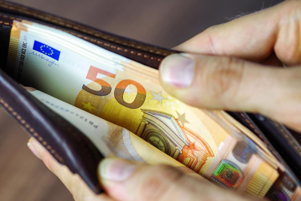 Eine Geldbörse gefüllt mit viel Bargeld. (Symboldbild)