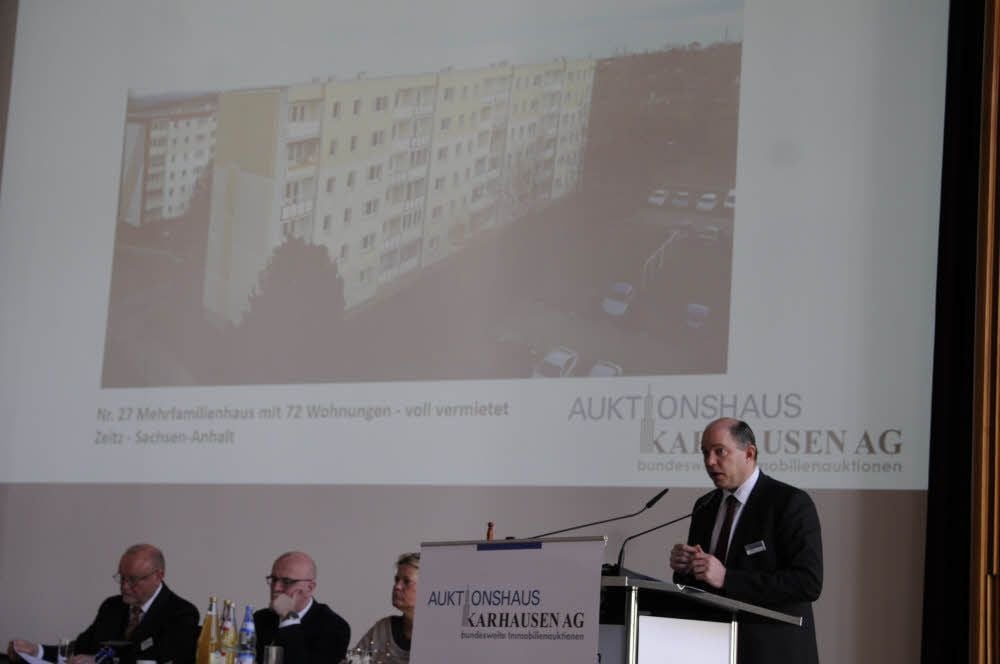 Am Sonnabend versteigerte Auktionator Matthias Knake in Berlin den Neubaublock in der Zeitzer Dietrich-Bonhoeffer-Straße 60 bis 63.