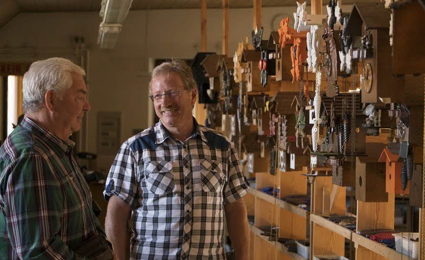 Jürgen Schröter und Ortsbürgermeister Manfred Kaßebaum (r.) sind froh, dass in die Fabrik wieder Leben einzieht.