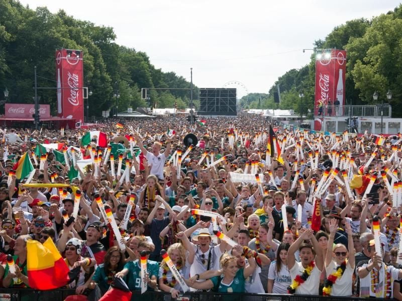 Deutschland ist raus, doch die WM geht weiter: Die Berliner Fanmeile am Brandenburger Tor. Foto: Paul Zinken