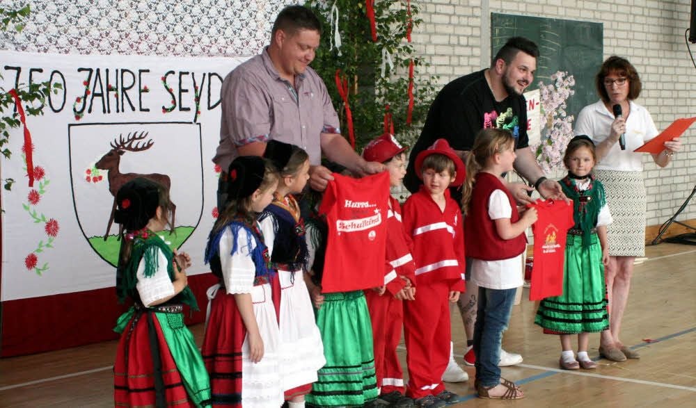 Christian Freitag und Philipp Kötitz überbrachten die vom Kegelclub Rot-Weiß gestifteten T-Shirts für die Einschüler aus dem „Spatzennest“.