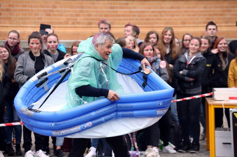 Lehrer René Schreiner nahm die „Sport“-Einlagen mit Humor.