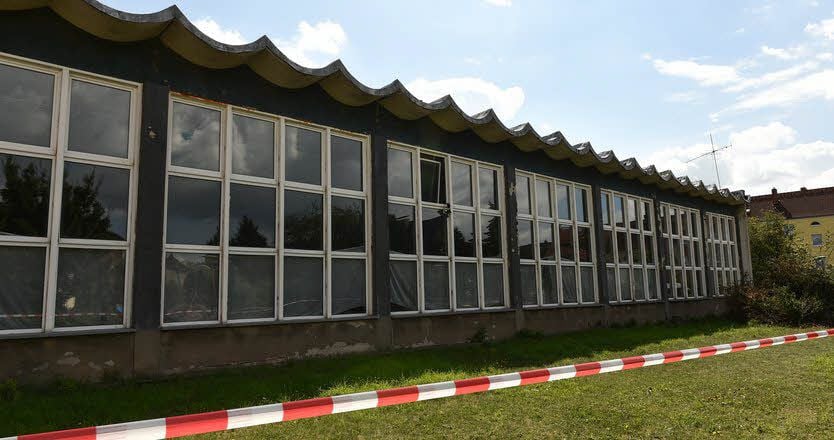 Noch immer steht die alte Schwimmhalle ungenutzt am Naumburger Linsenberg. Nun soll das Gelände versteigert werden - für 60000 Euro. Ob sich ein Interessent findet?