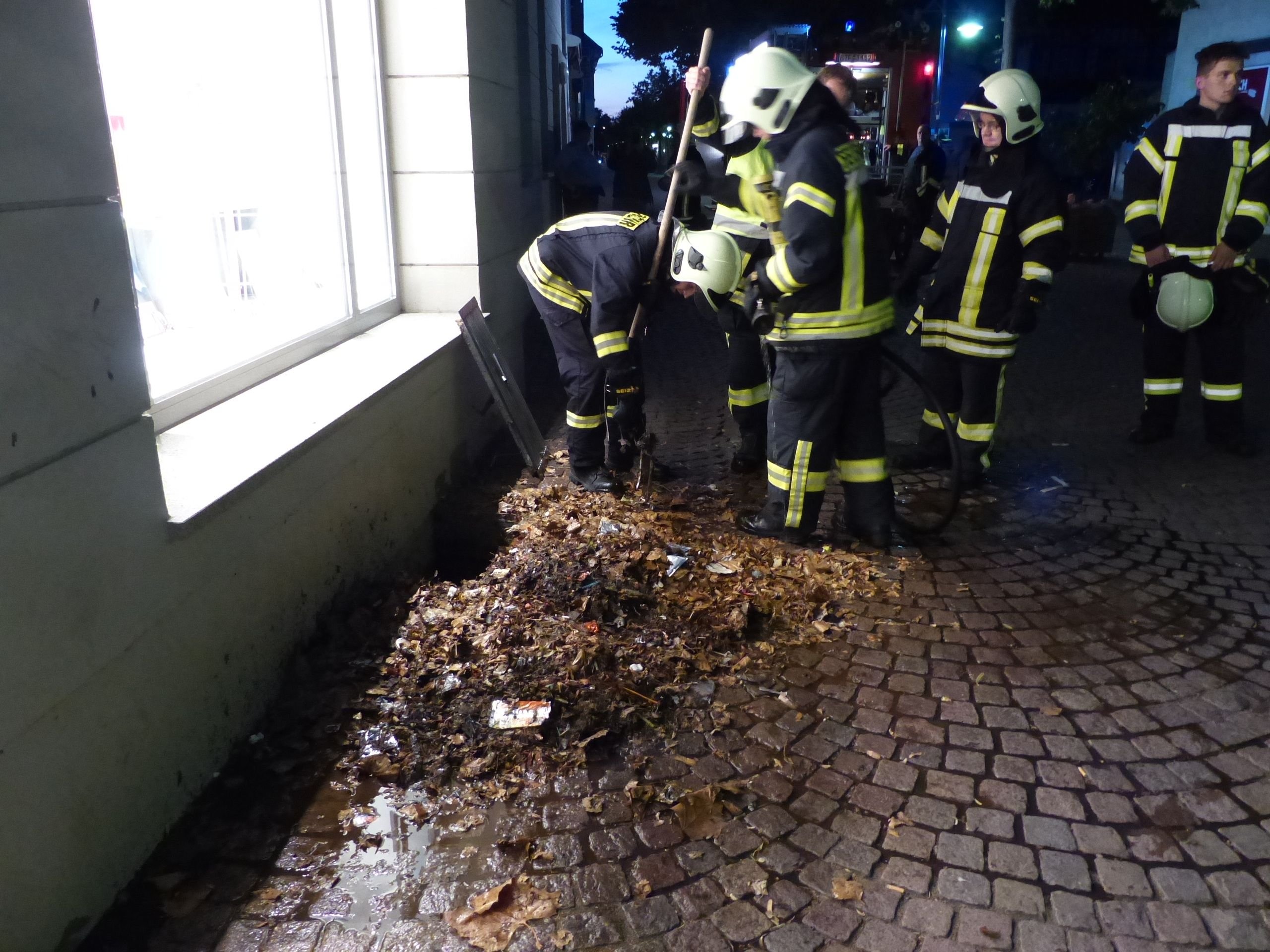 Die Feuerwehr konnte den Brand im Keller-Lichtschacht unter Kontrolle bringen.