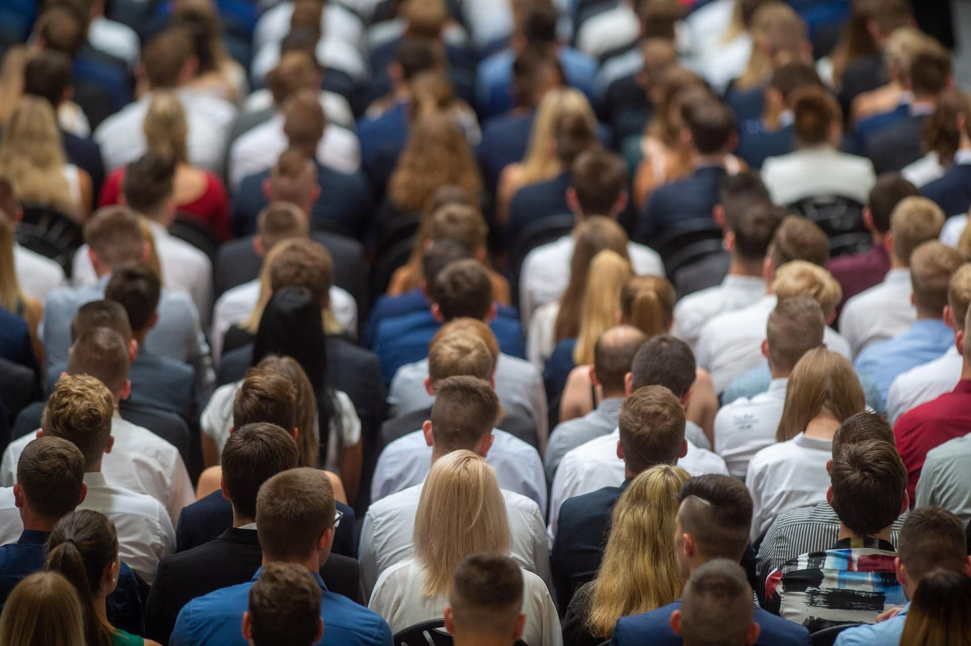 Anwärterinnen und Anwärter warten noch in ziviler Kleidung auf ihre Ernennung zum „Beamten auf Widerruf". Die Fachhochschule der Polizei Sachsen-Anhalt in Aschersleben ernannte rund 380 Bewerber.