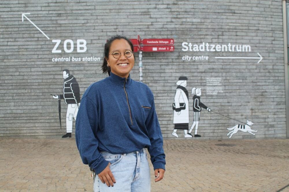 Han Le hat die Vorlagen für die Figuren erarbeitet, die nun rund um den Bahnhof für Orientierung sorgen.