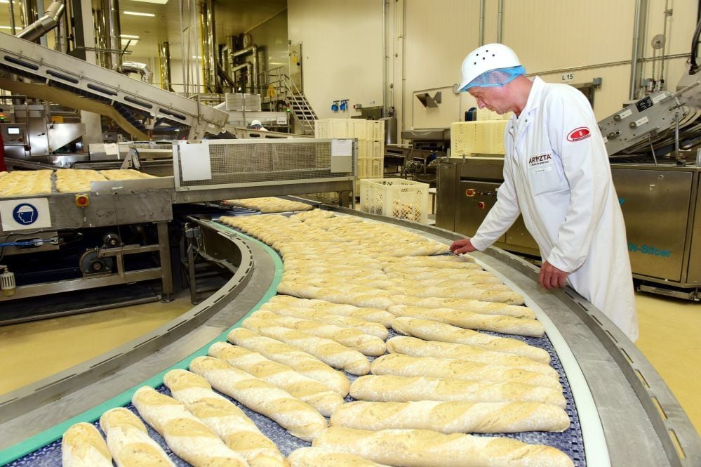 Hagen Pawlik mit vielen Baguettes: Die Hälfte der Mitarbeiter der Aryzta GmbH ist derzeit in Kurzarbeit - das macht sich im Betrieb bemerkbar.