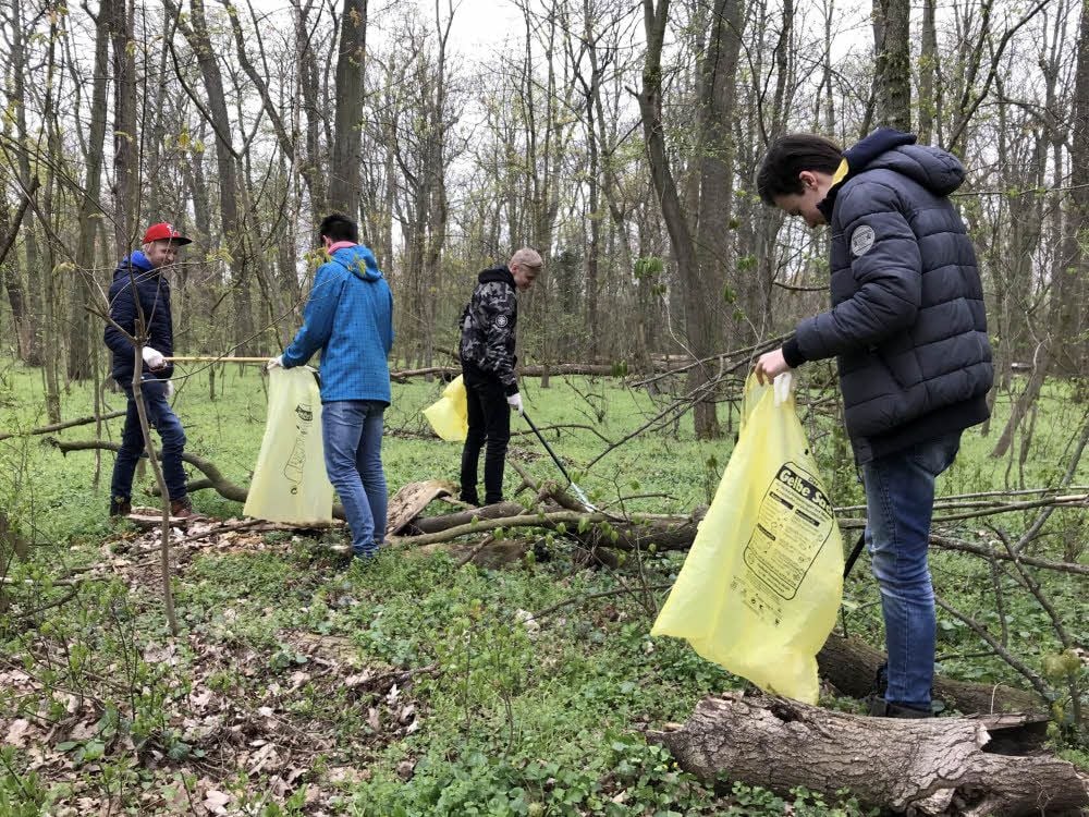 Abseits der Wege haben die Schüler nach Müll gesucht.