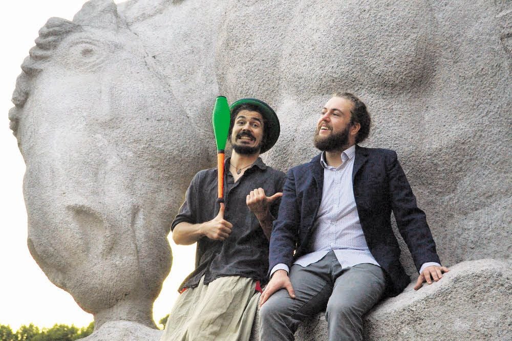 Wer ist wer? Prof. Zausel und Dr. Pirat lassen sich nicht in die Karten gucken. Das Duo bewegt sich zwischen Musik und Artistik.