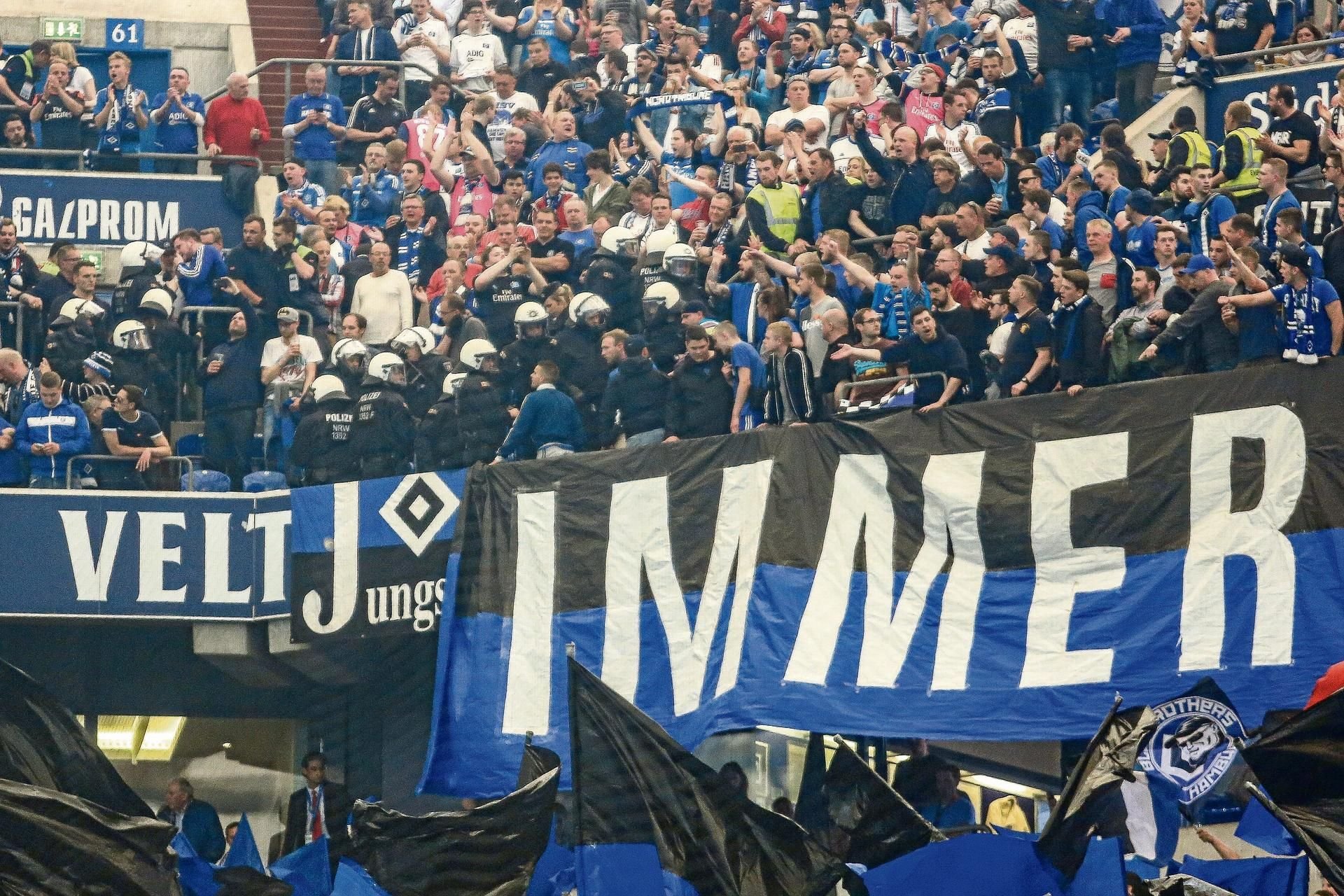 Nach dem Angriff von Schalker Hooligans ist die Polizei in den Hamburger Block eingerückt.