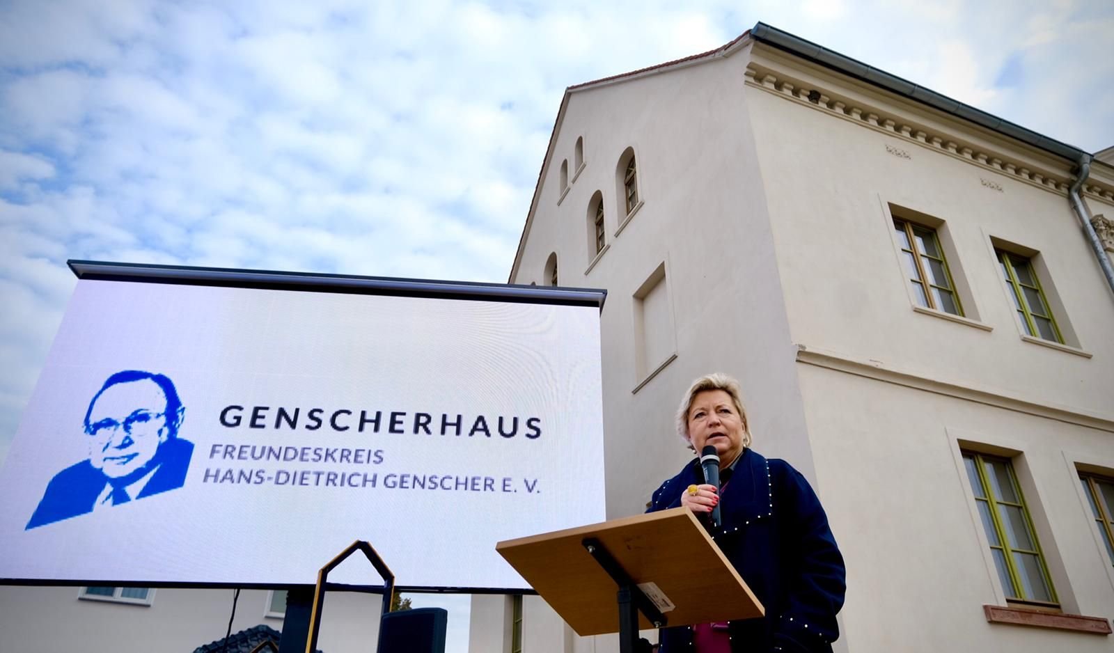 Cornelia Pieper am Genscherhaus